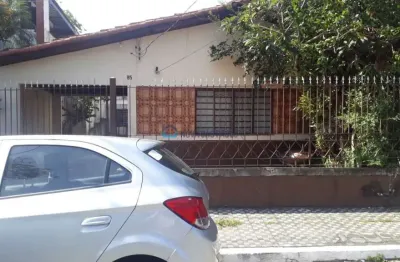 Casa térrea com terreno 9x36, 3 dorm, 4 vagas, próximo ao metrô.