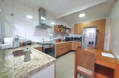 Sobrado em condomínio fechado, 3 dormitórios sendo 1 suíte, 2 vagas e depósito privativo!