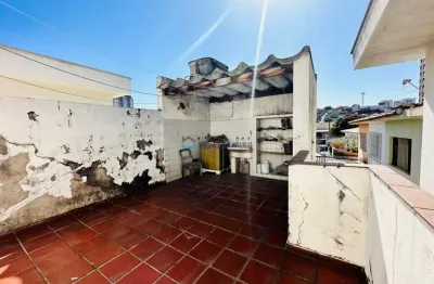 Sobrado na região da vila santa catarina semi isolada com 3 dormitórios sendo uma suíte.