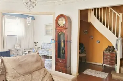 Casa de esquina com 3 dormitórios e 3 vagas a 100m do parque da aclimação