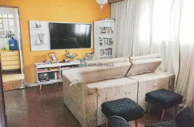 Casa de esquina com 3 dormitórios e 3 vagas a 100m do parque da aclimação