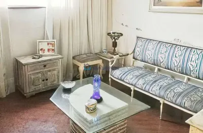 Casa de esquina com 3 dormitórios e 3 vagas a 100m do parque da aclimação