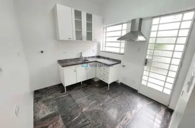 Sobrado na aclimação, 140m², 3 quartos , 1 suíte , 2 vagas , fins comerciais, zona mixta.