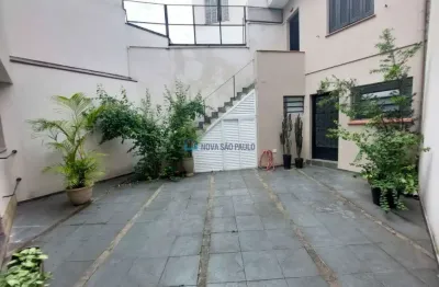 Sobrado na aclimação, 140m², 3 quartos , 1 suíte , 2 vagas , fins comerciais, zona mixta.