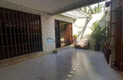 Sobrado com 3 quartos, 2 suítes e 2 vagas, totalmente reformado.