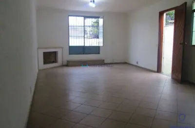 Casa  à venda no jabaquara com 3 quartos sendo 1 suíte e 2 vagas de garagem.