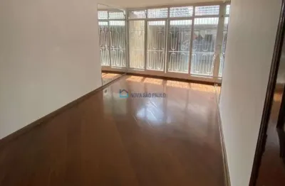 Sobrado com 03 dormitórios na região da vila mascote.