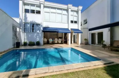 Casa ampla e requintada|piscina|área gourmet| lindo jardim