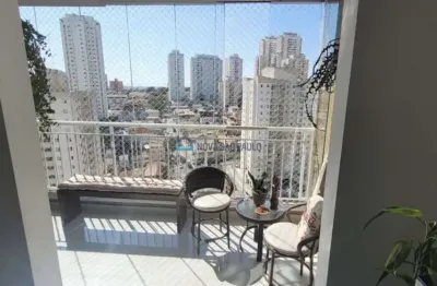 Apartamento de 2 dormitórios, 1 suíte, 1 vaga, armários planejados, em andar alto.