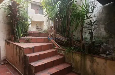 Casa à venda na vila brasilina com amplo terreno para reforma ou construção.