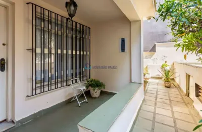 Casa térrea . na saúde . 3 dormitórios (1 suíte) . 4 banheiros . 2 vagas