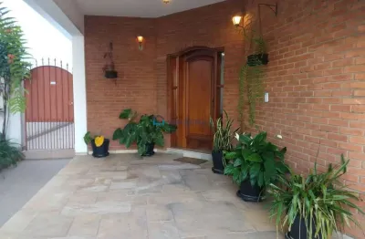 Casa térrea isolada a 870m metrô saúde . 3 dormitórios (2 suítes) . 5 banheiros . 2 vagas . 255m2