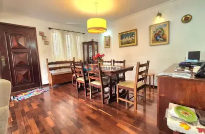 Ampla casa com entrada lateral, quintal, dependência de empregados e 4 vagas de garagem!