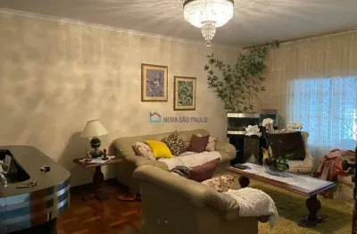 Sobrado com 03 dormitórios na região da vila mascote.