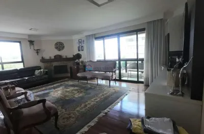 Moema, apartamento clássico, reformado, inclusive parte elétrica!