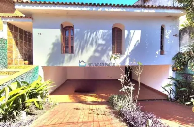 Casa de vila, térrea à venda, com quintal maravilhoso, entrada lateral, no planalto paulista!