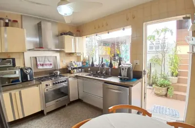 Casa assobradada  m2, residencial e comercial , 2vagas , 4 suítes metrô saúde