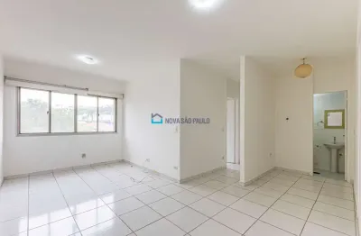 Apartamento 2 quartos, 2 banheiros, 1 vaga demarcada- campo belo.