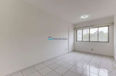 Apartamento 2 quartos, 2 banheiros, 1 vaga demarcada- Campo Belo.
