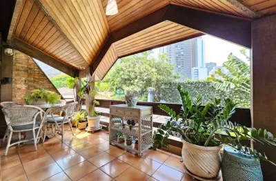 Casa com piscina à venda em moema com 3 suítes e  4 vagas de garagem.