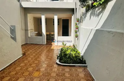 Casa assobrado na rua itapiru, a 450 metros do metrô saúde, com um quital que é uma charme.