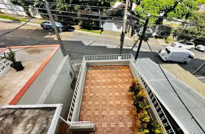 Casa assobrado na rua itapiru, a 450 metros do metrô saúde, com um quital que é uma charme.