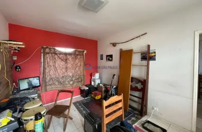 Casa térrea com 01 quarto na região da vila marari.