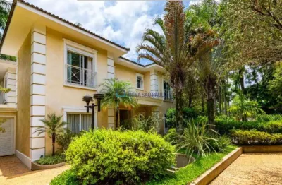 Casa nova de alto padrão em condomínio fechado, jardim, piscina, em região arborizada e segura.