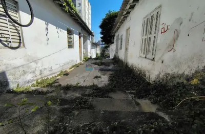 Terreno , com uma área total de 400 m² e uma frente de 10 metrôs.