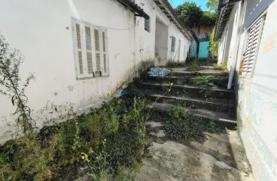 Terreno , com uma área total de 400 m² e uma frente de 10 metrôs.