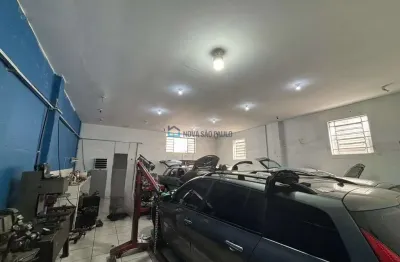 Casa assobradada com salão e duas casas menores nos fundos