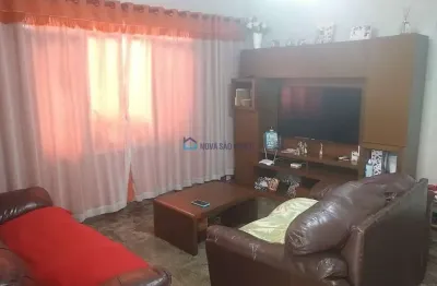 Sobrado próximo ao metrô são judas, escolas, supermercados, bancos, shopping, drogarias e comércio.