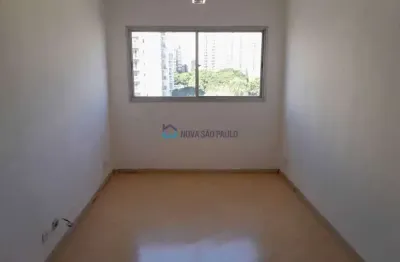 Apartamento metrô saúde, vago, próximo a escolas, bancos, supermercados , padarias, drogarias.