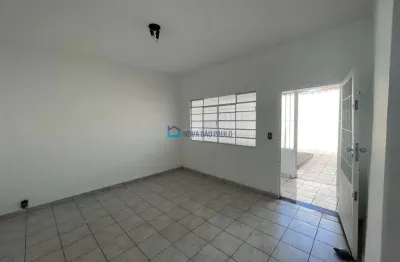 Casa térrea com 02 dormitórios na região da vila império
