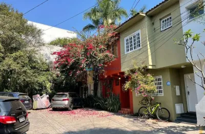 Casa de vila totalmente reformada (1º uso) com piso monolítico nas áreas molhadas, nos jardins!