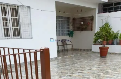 Casa térrea, com sobrado nos fundos, toda reformada e com quintal