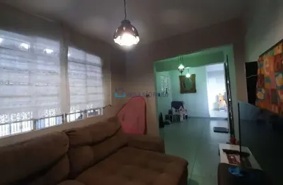 Sobrado à venda 200m² 2 quartos, 2 banheiros e 4 vagas de garagem.