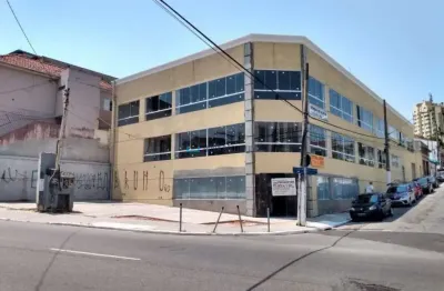 Imóvel comercial de esquina com 1.200m² de área construída com renda até 2032
