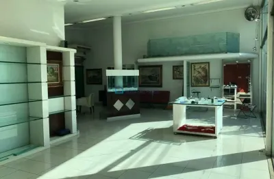 Imóvel comercial de esquina, showroom com 5 salas em 190m²