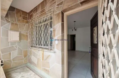 Casa térrea à venda, com 3 quartos, 1 suíte e quintal, na saúde.