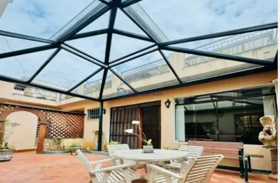 Casa com 390m², 3 suites, estilo romano, com quintal, solar e terraço.