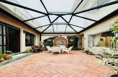 Casa com 390m², 3 suites, estilo romano, com quintal, solar e terraço.