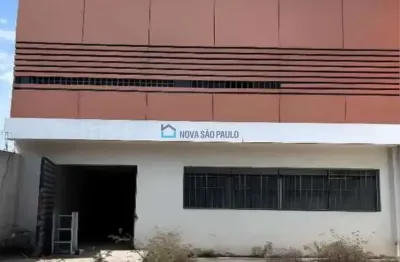 Dois imóveis comerciais num terreno com uns 1.300 m² e uns 25m de frente