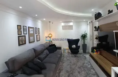 Casa em vila fechada com portão eletrônico, totalmente reformada na saúde!