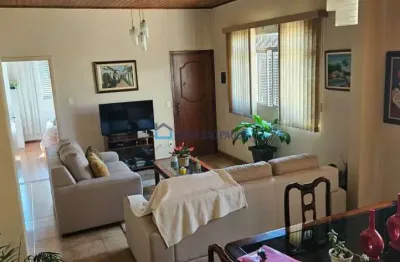 Vendo casa no sacomã, 4 quartos, 2 banheiros, garagem pra 4 veículos, churrasqueira e edícula.