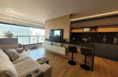 Apartamento novo, projeto de arquiteta renomada, metrô são judas.