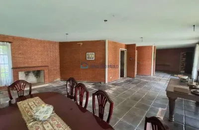 Ampla casa em interlagos com 3 quartos, sala para 3 ambientes e piscina.