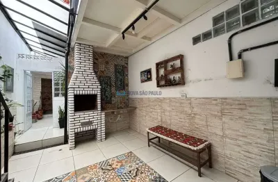 Sobrado residencial com vocação comercial, 2 quartos e 4 vagas, próximo ao metrô