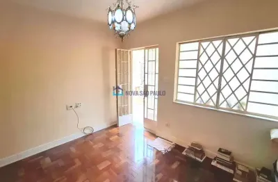 Casa à venda na praça da árvore 200m², 3 dormitórios, 2 vagas, localização privilegiada.