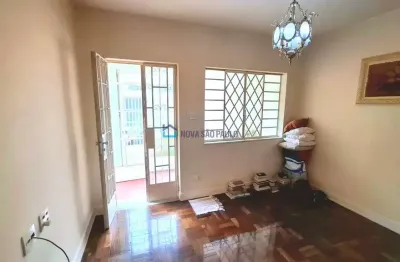 Casa à venda na praça da árvore 200m², 3 quartos, 2 vagas, localização privilegiada.